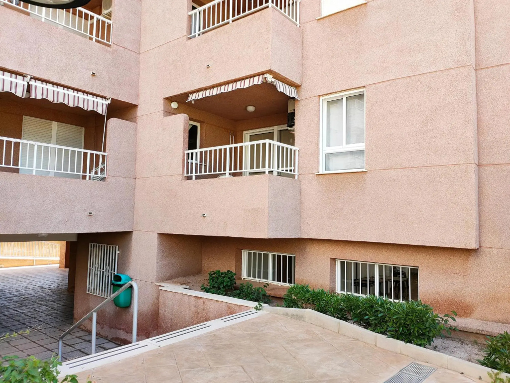 Global Properties, Practico apartamento con piscina en Residencial Brezo Canet