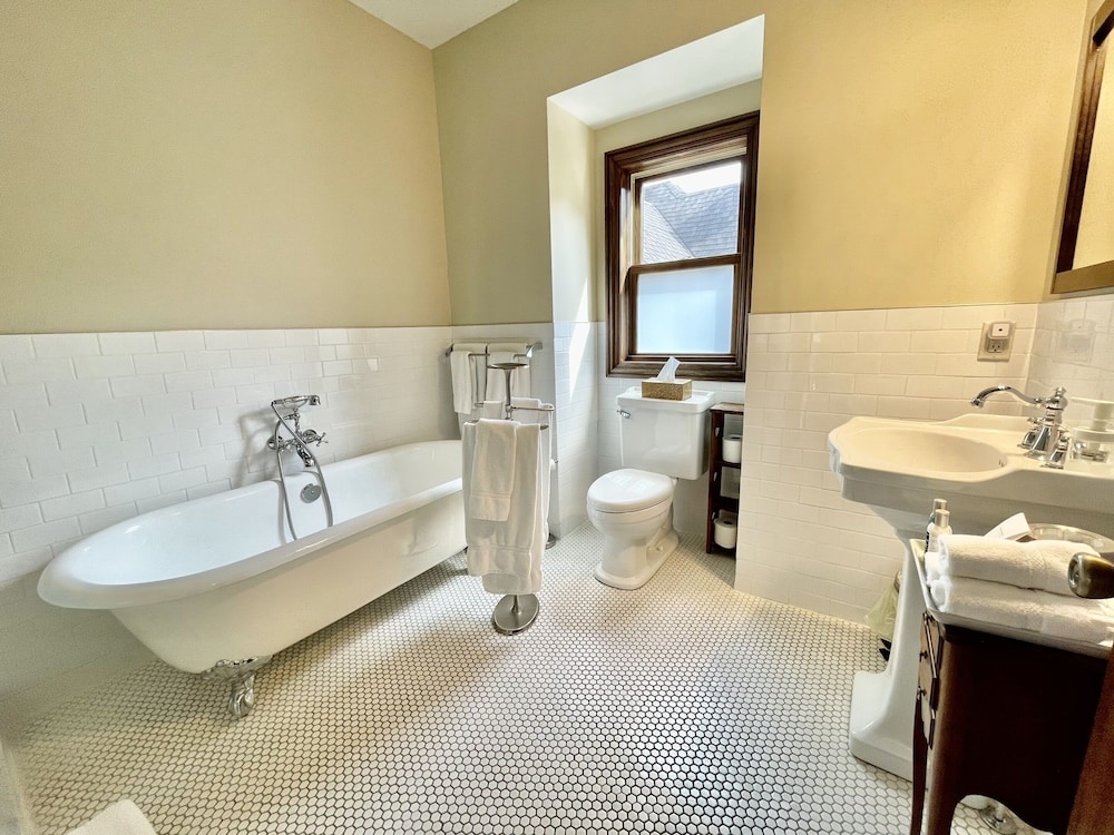 Dartmouth House Inn
