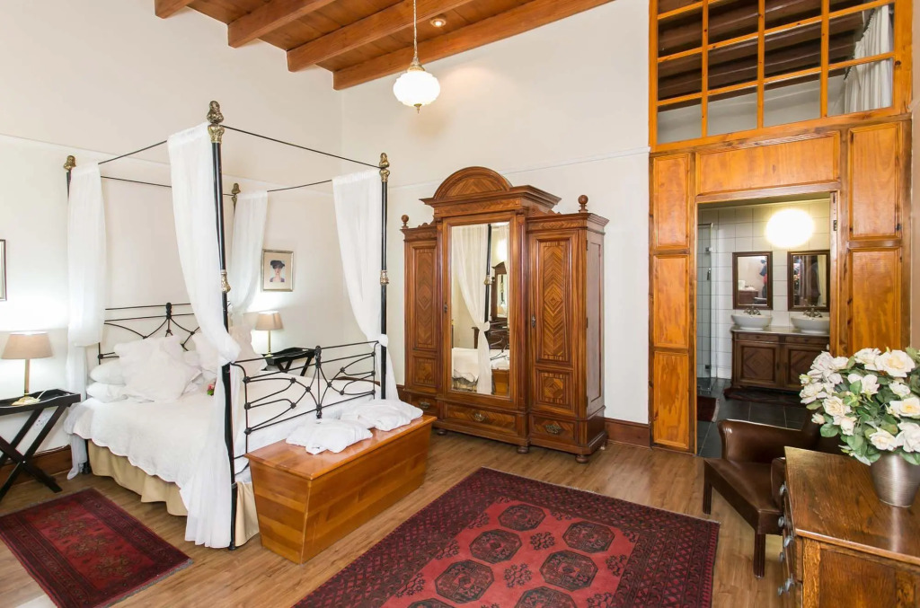 Double Suite full double bed