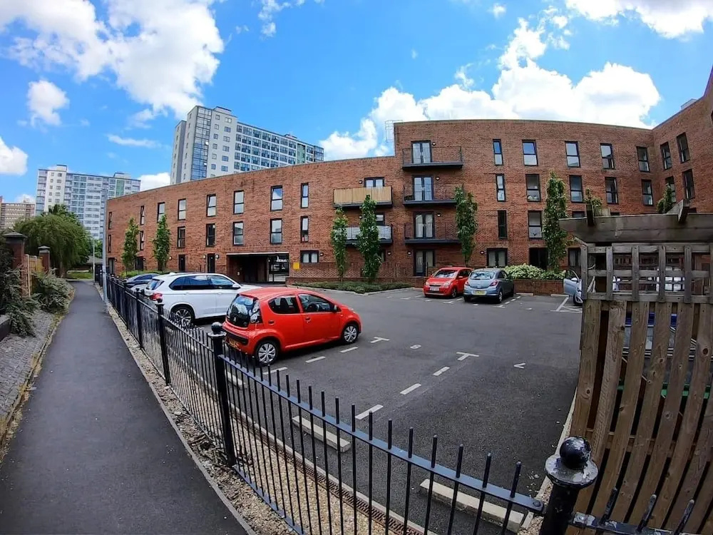 Executive City Apartment -Near Greengate