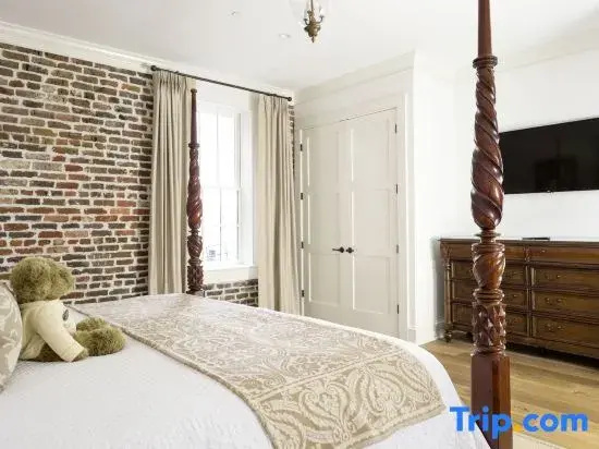 Suite with courtyard view