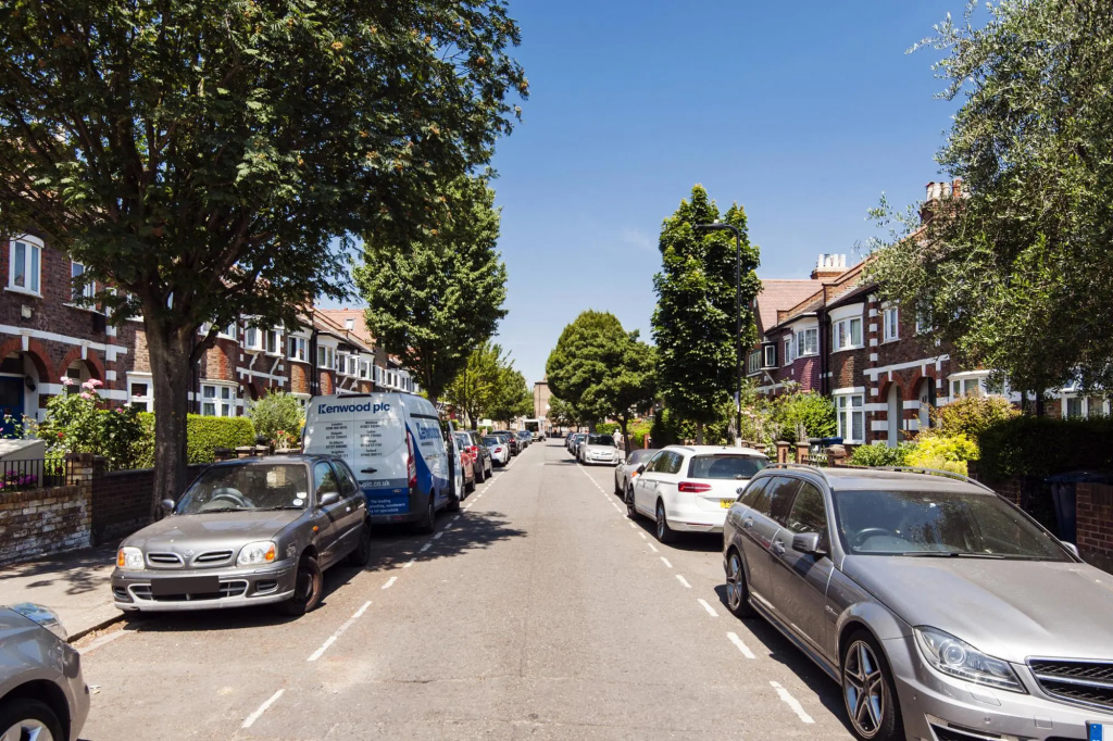 Exquisite East Acton Home Close to Shepherds Bush by Underthedoormat
