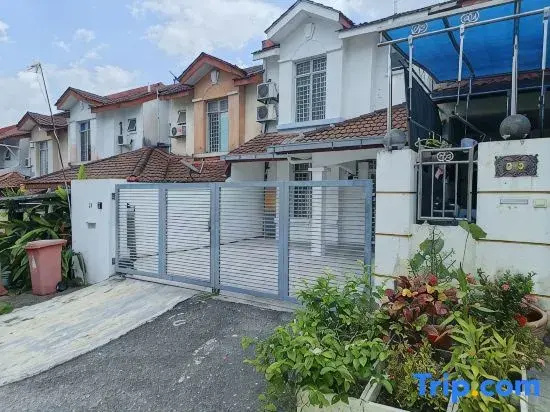 Damansara Damai 9Pax 4 Rooms