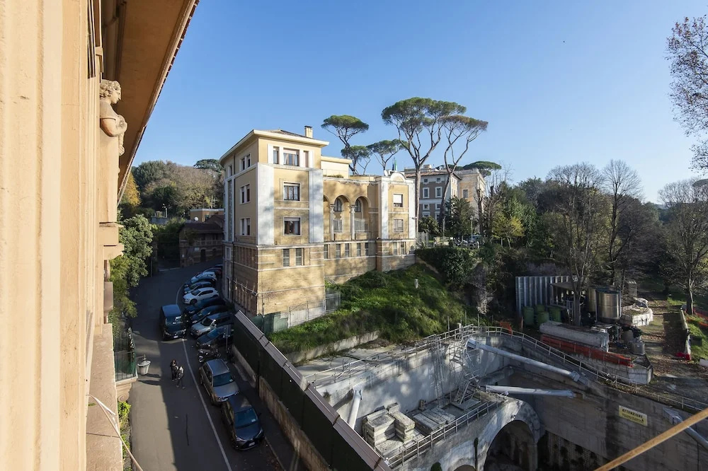 Popolo Square Luxury Two Bedroom Apartment