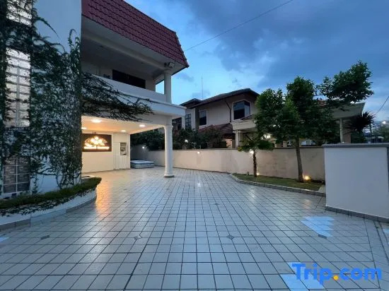 KL Bungalow 28 Pax - 7 Cars - Karaoke, Games & Meeting Area - 9 min to KLCC in Kuala Lumpur
