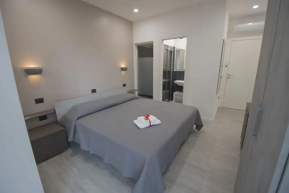 Deluxe Double room with balcony and with harbour view (full double bed)