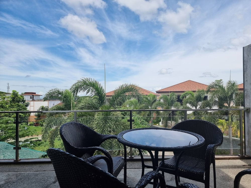 5 Bedrooms Villa