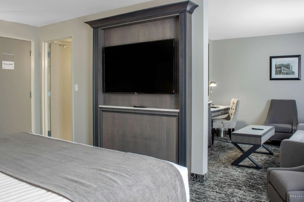 Double Junior Suite with street view full double bed