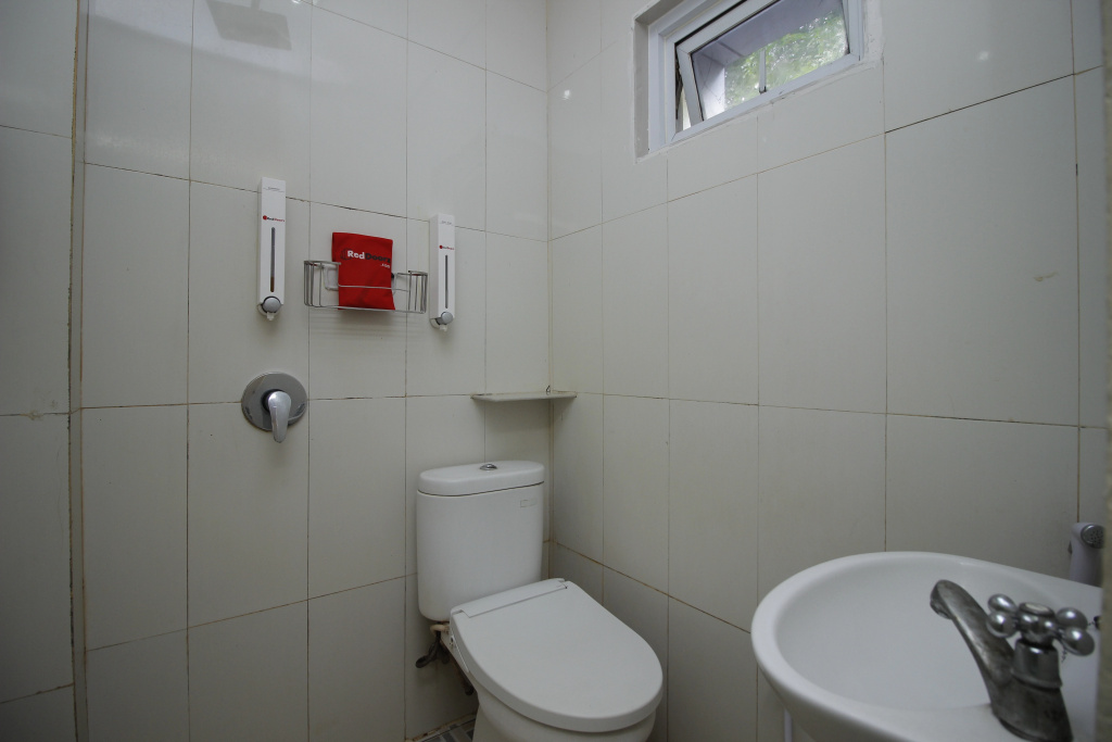 RedDoorz Plus @ Jalan Pemuda Jakarta - Général
