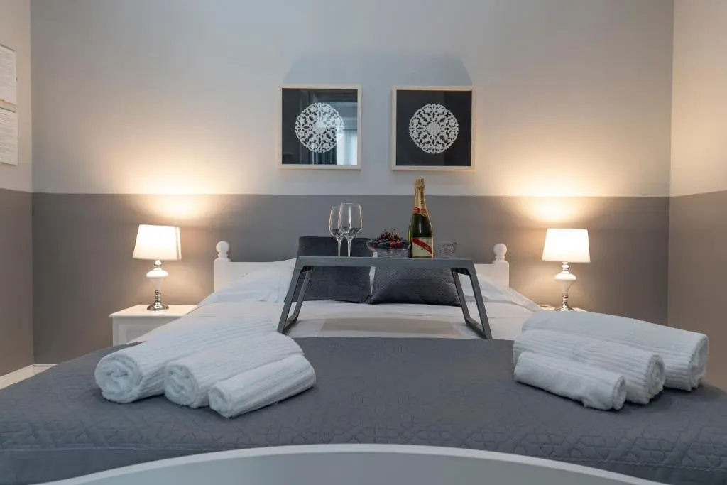 Double Suite (full double bed)