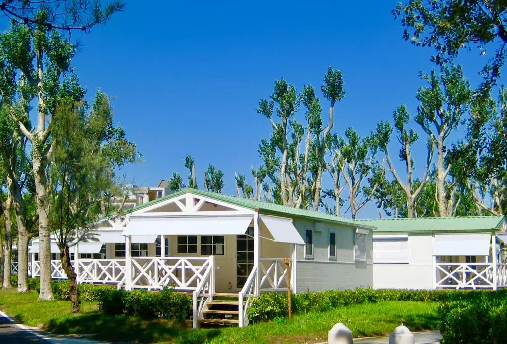 2 Bedrooms Comfort room with pool view