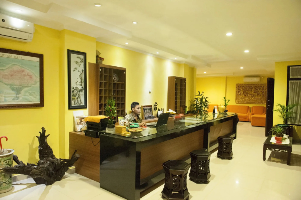 Catur Adi Putra Hotel — фото