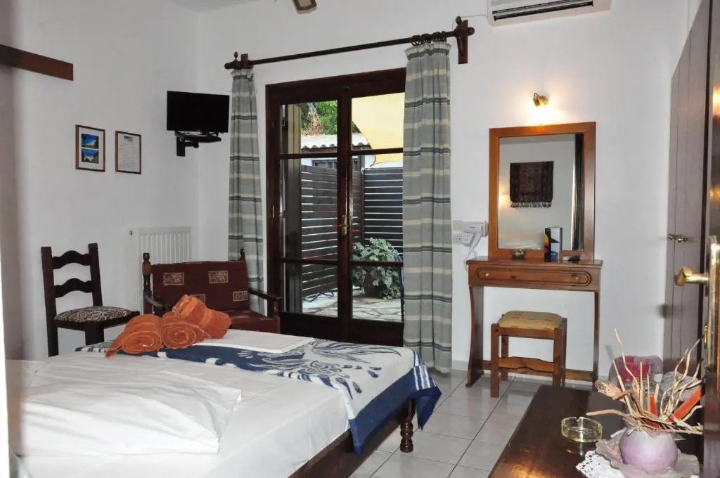 Standard Double room with garden view (full double bed)