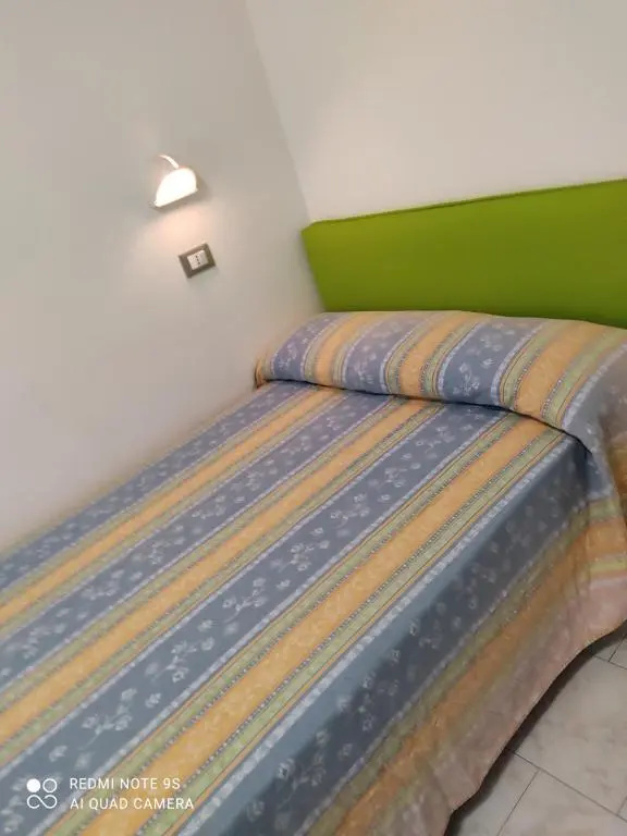 Small Double room (full double bed)