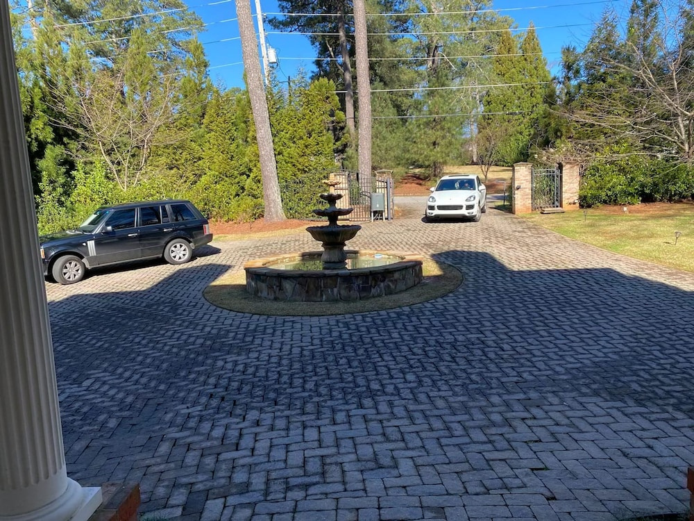 Luxe Gated Fenced Buckhead 6BD 8 5bth Sleeps 12