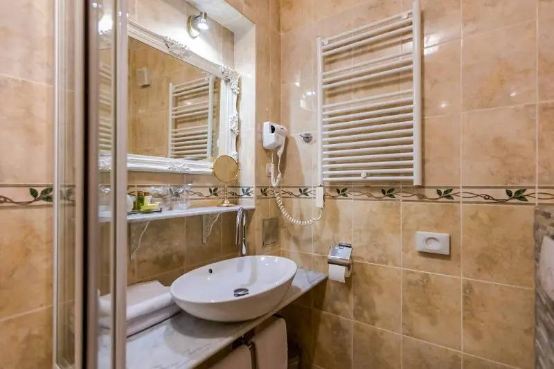 Double Suite (full double bed)