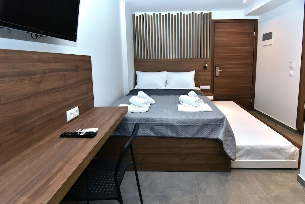 Deluxe Double room with balcony and with partial sea view (full double bed)