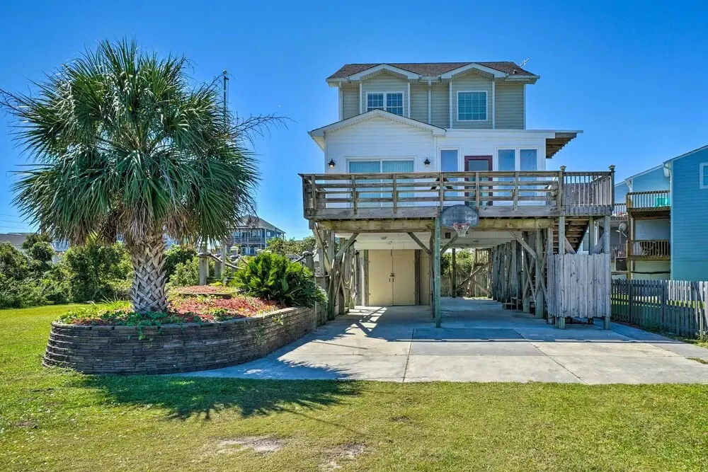 Spacious North Topsail Family Home With 2 Decks