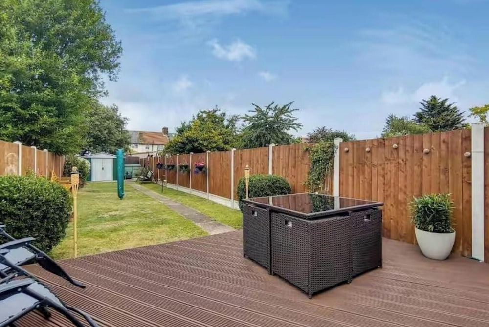 Parking - Garden - Wifi - Sleeps 4