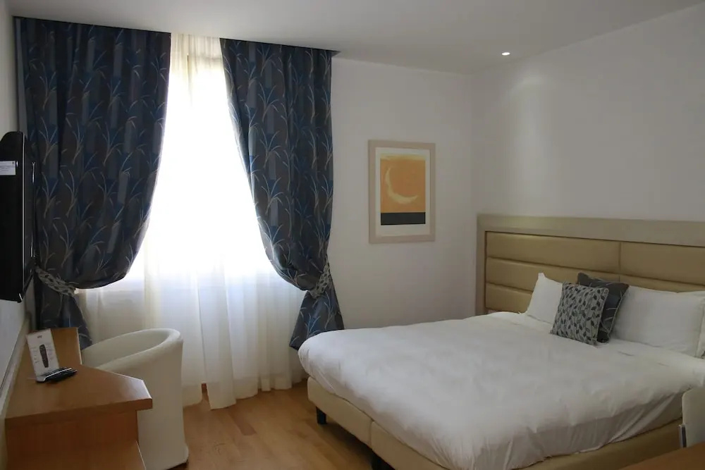Executive Double room (full double bed)