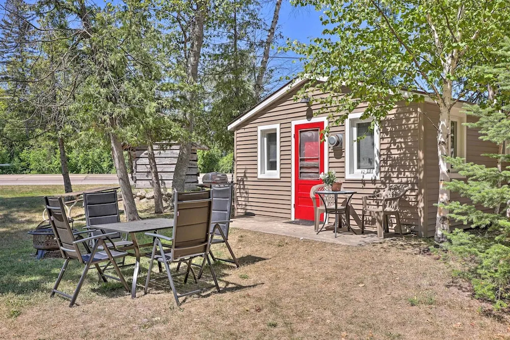 Steps to Beach! Dog-friendly Suttons Bay Cottage