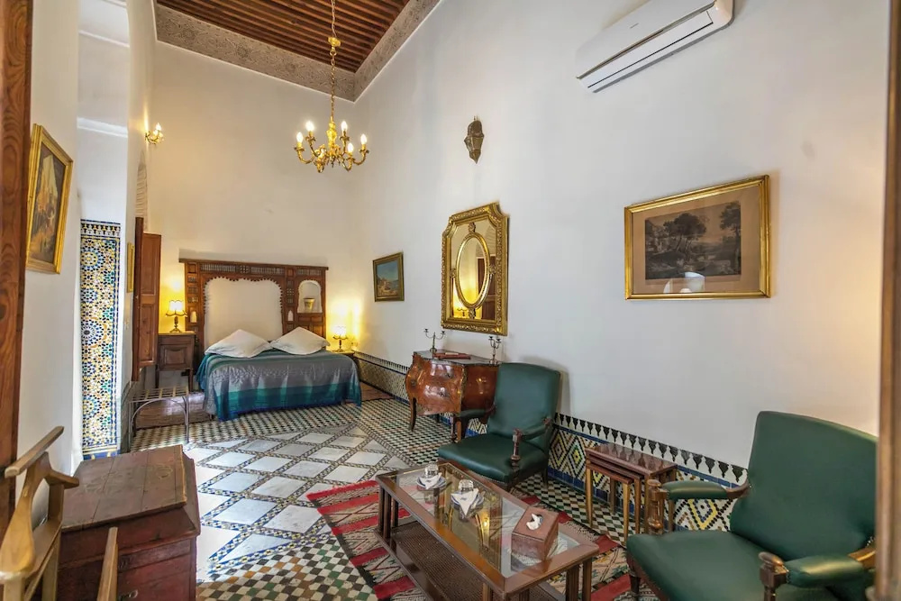 Double Junior Suite with courtyard view (full double bed)