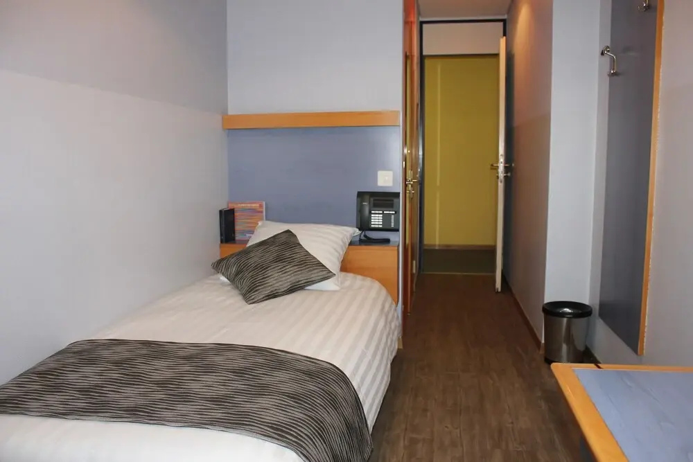1 Bedroom Standard Quadruple Family room