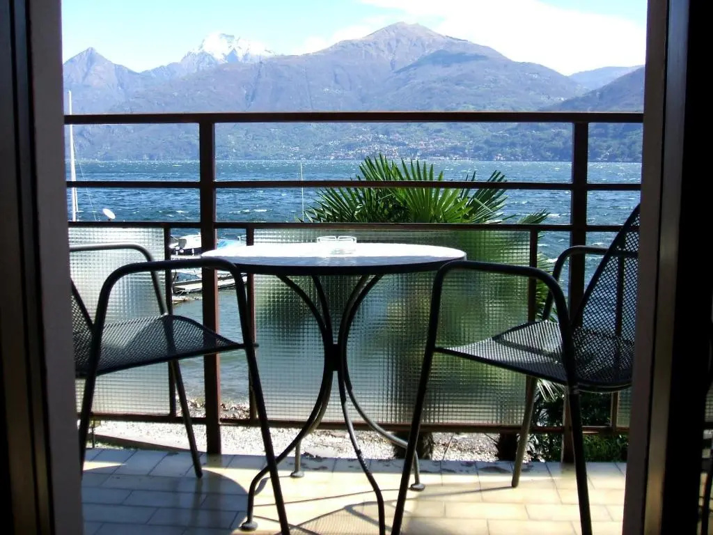 Standard Quadruple room with balcony and with lake view