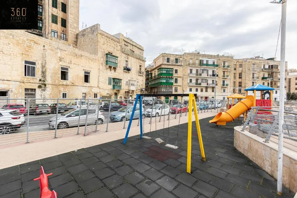 Seafront - Top Location, Top floor with WIFI & AC by 360 Estates