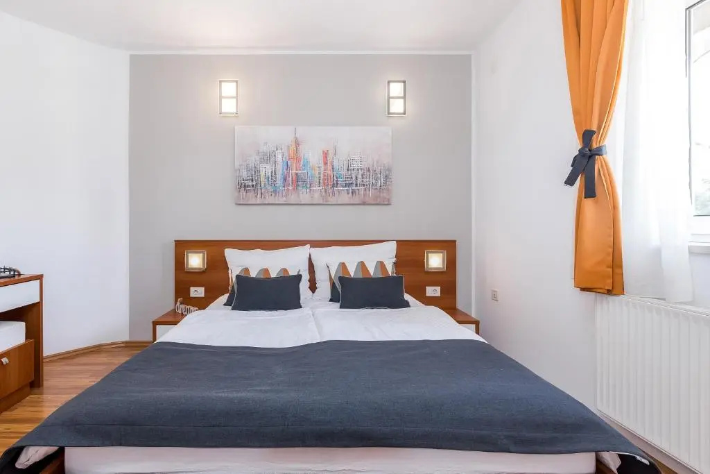 Standard Double room with courtyard view (full double bed)