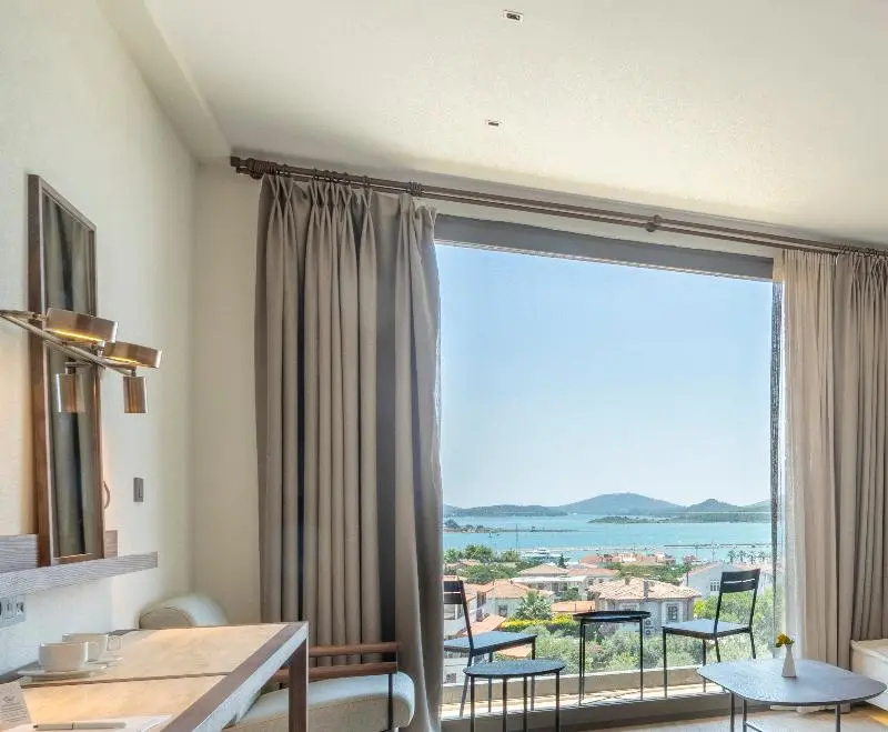 Standard Triple room with balcony and with sea view