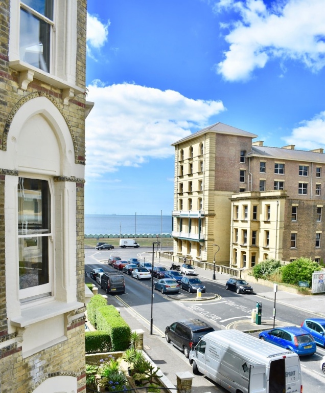 2 Bedroom Flat Next To Hove Seafront