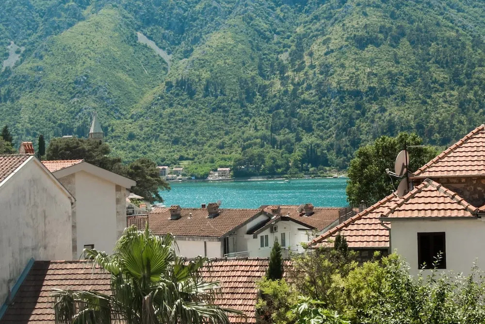 Standard Double room with balcony and with partial sea view (full double bed)