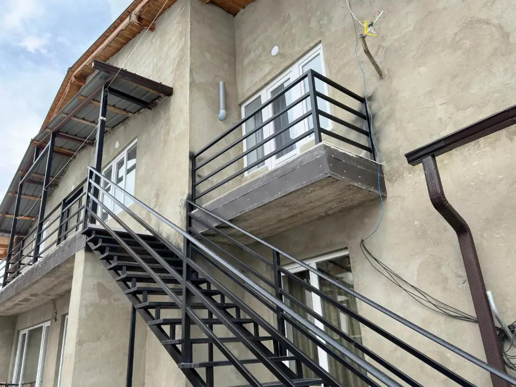 5 Bedrooms House