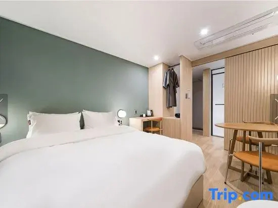 Deluxe Double room with balcony (full double bed)