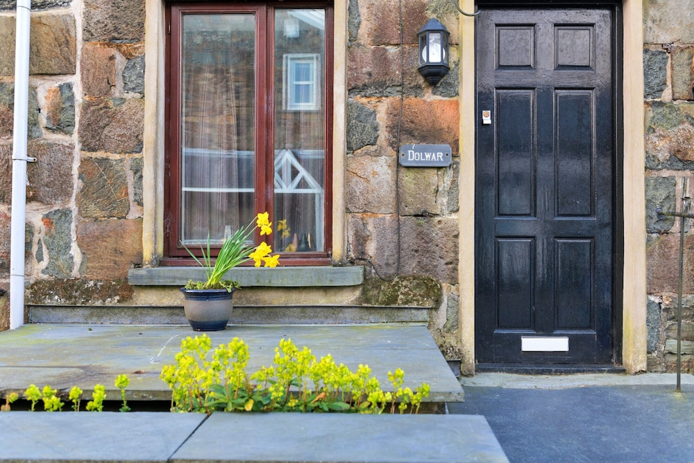 2 Bedroom Cottage in Llan Ffestiniog, No Deposit