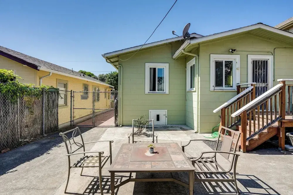 5 Mi to Dtwn Oakland: Studio w/ Shared Patio