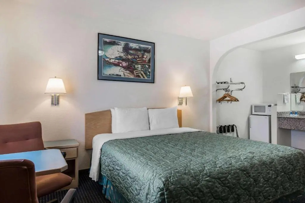 Rodeway Inn Beaumont 1-10 - Tap to explore photos