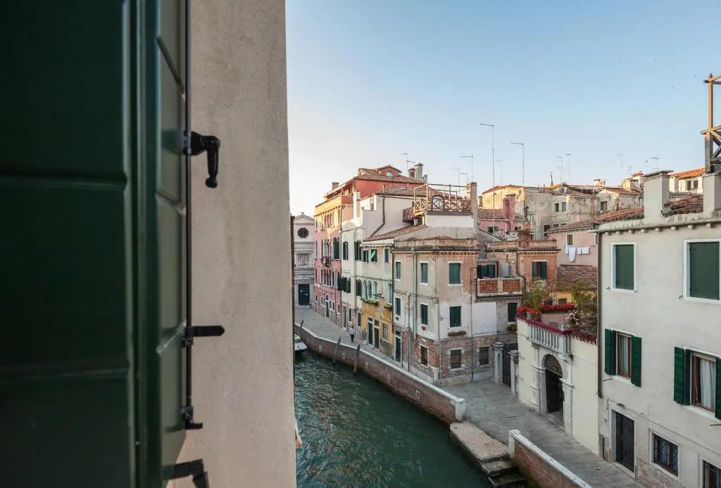 Suite with canal view