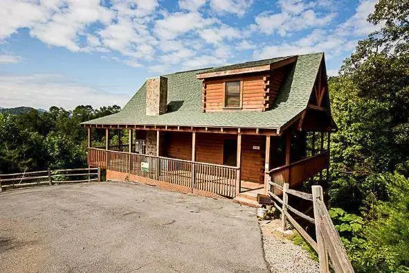 Harrisons Hideout by Sugar Maple Cabins