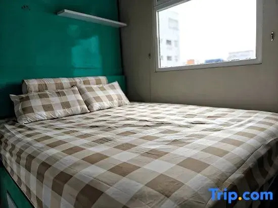 Cozy 2BR Pramuka Apt Tower Penelope Pool&Wi-Fi