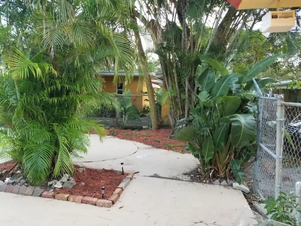 Beach only 4 miles away 2BR-1BTH w pool