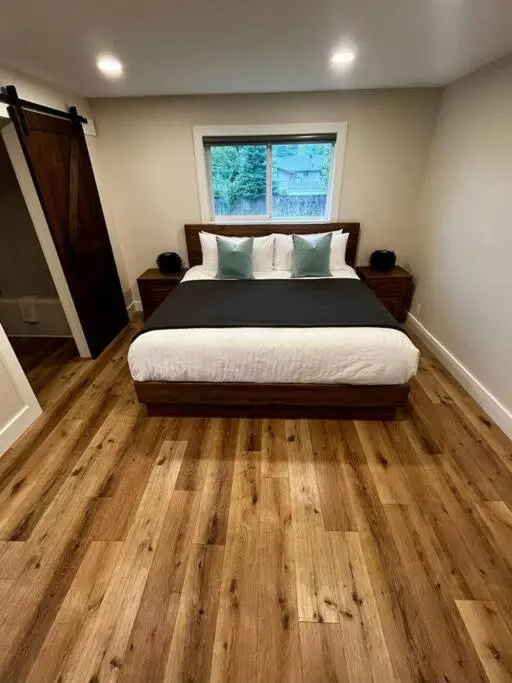 Cheerful 2 bedroom house in great location!