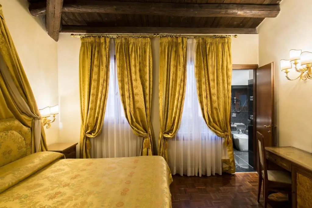 Classic Double room (full double bed)