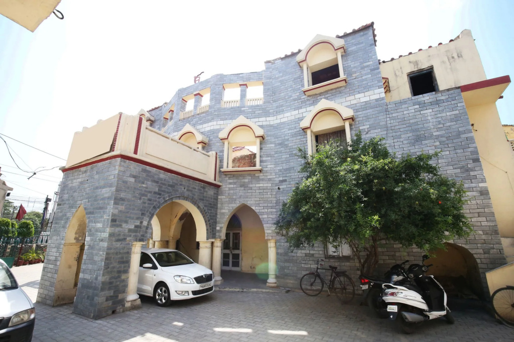 OYO 4256 Hotel Rajmahal