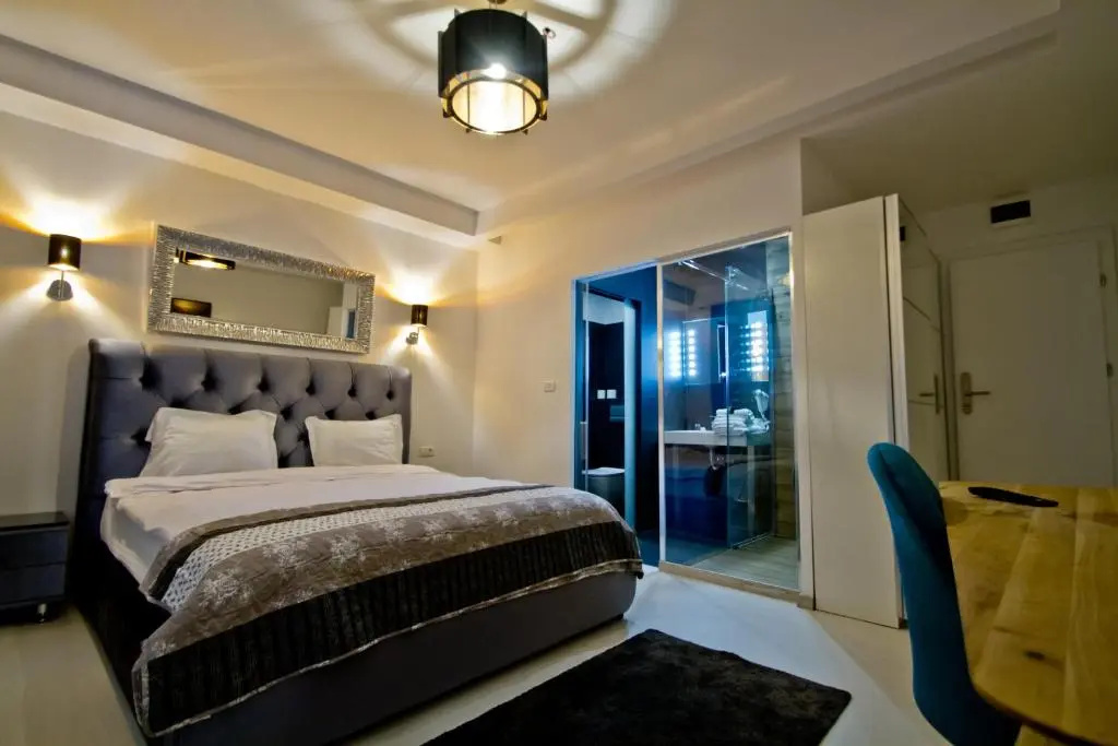 Deluxe Double room with balcony (full double bed)