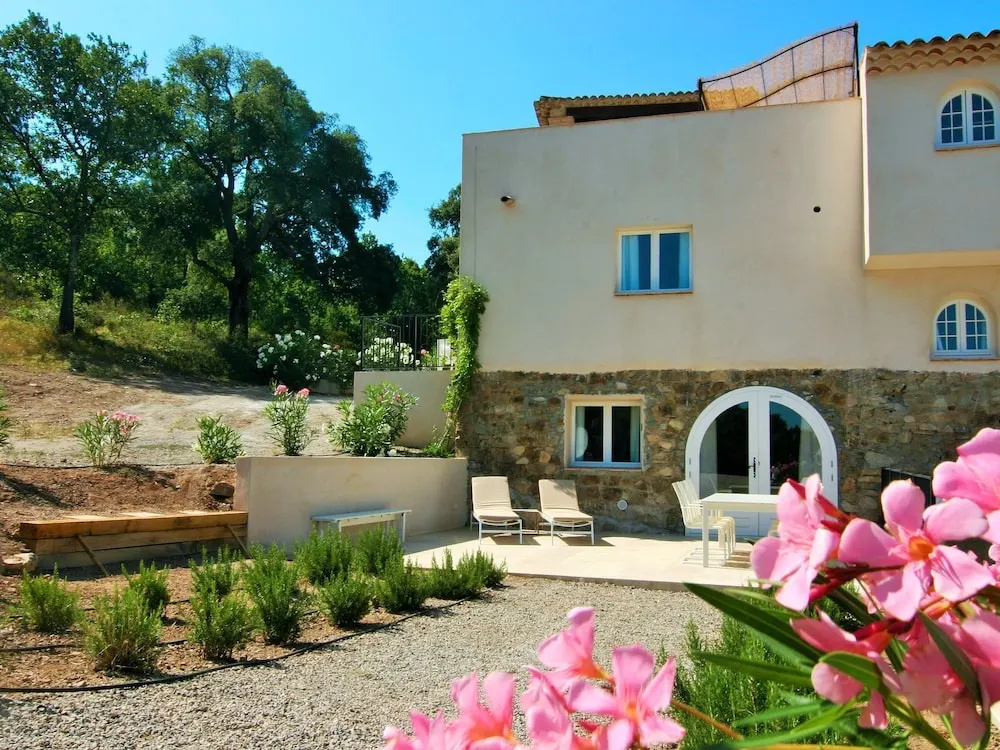 Modern House With Roof Terrace, Near the Popular St. Maxime