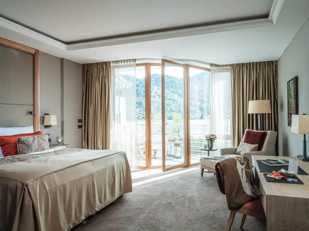 Deluxe Double room with lake view (full double bed)