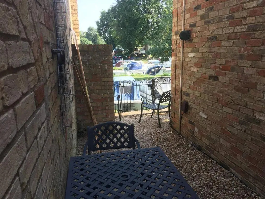 River Courtyard Ground Floor Apt 2BR Parking St Neots Town Centre