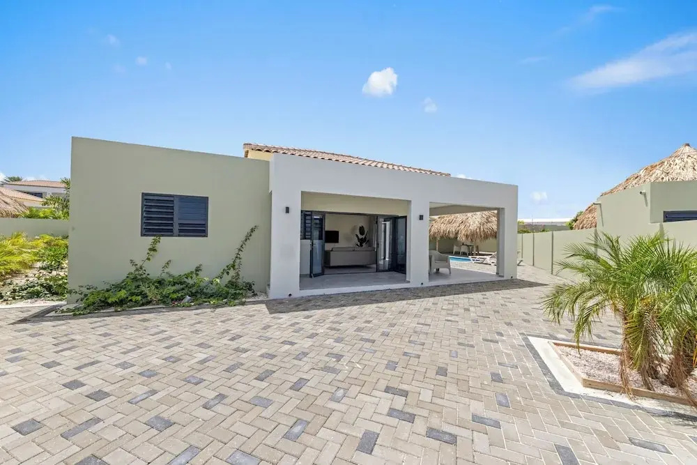 Villa Paradise with pool at mambo beach